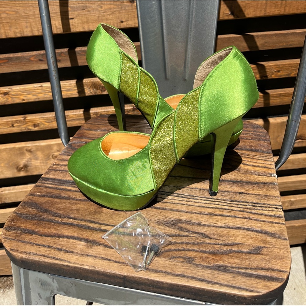 Womens vibrant green pumps 8.5